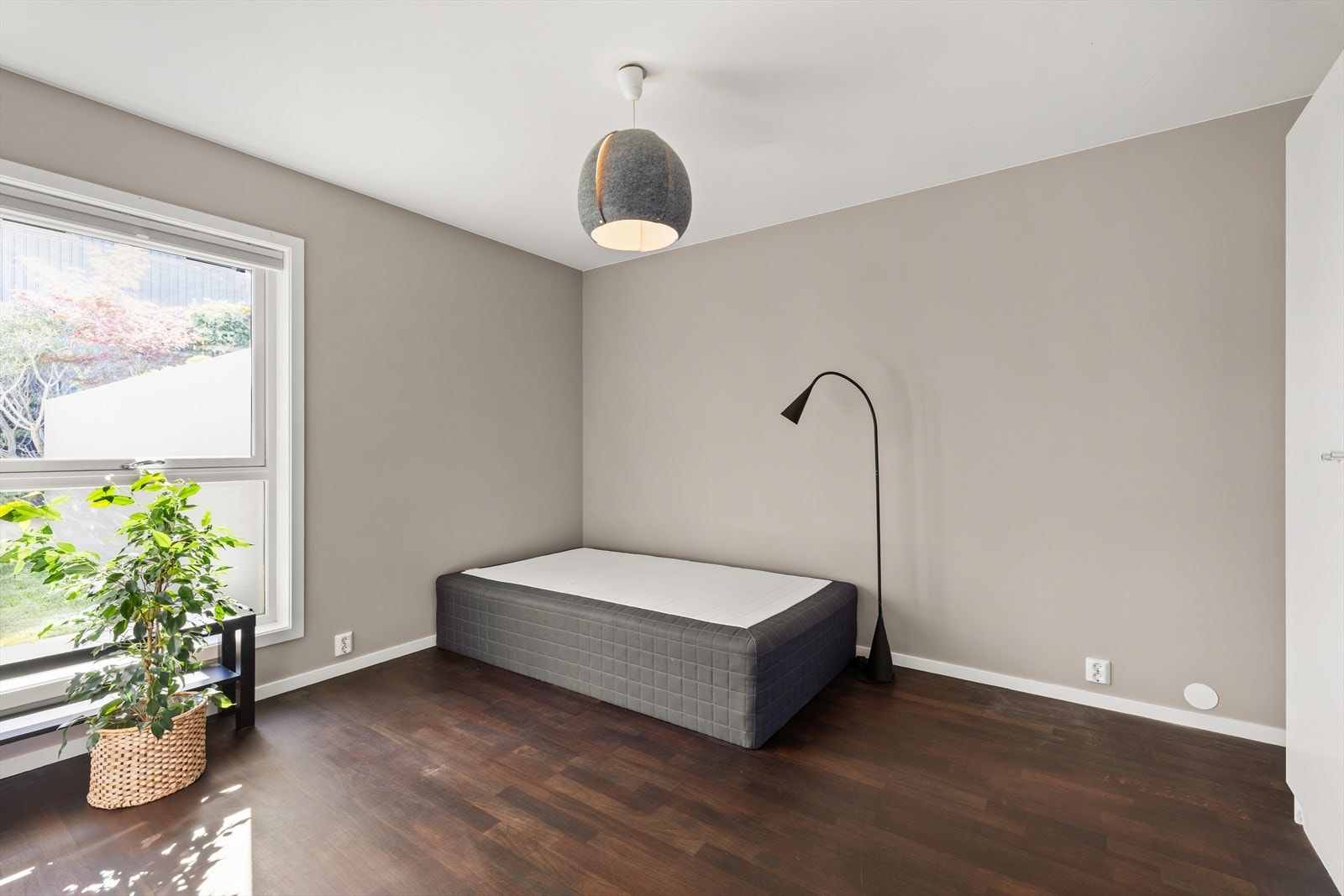 Soverom nr.4 med malte vegger og malt himling. Rommet har praktiske garderobeskap med glatte fronter. Galleribilde