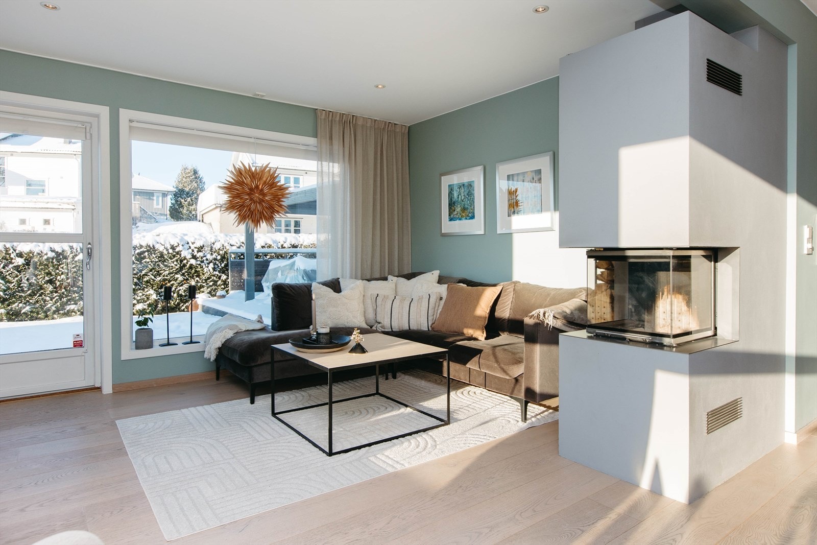 Stuen er malt i delikate, duse farger, og gulvet er belagt med lekkert heltre eikegulv som skaper en lun og harmonisk stemning. Galleribilde