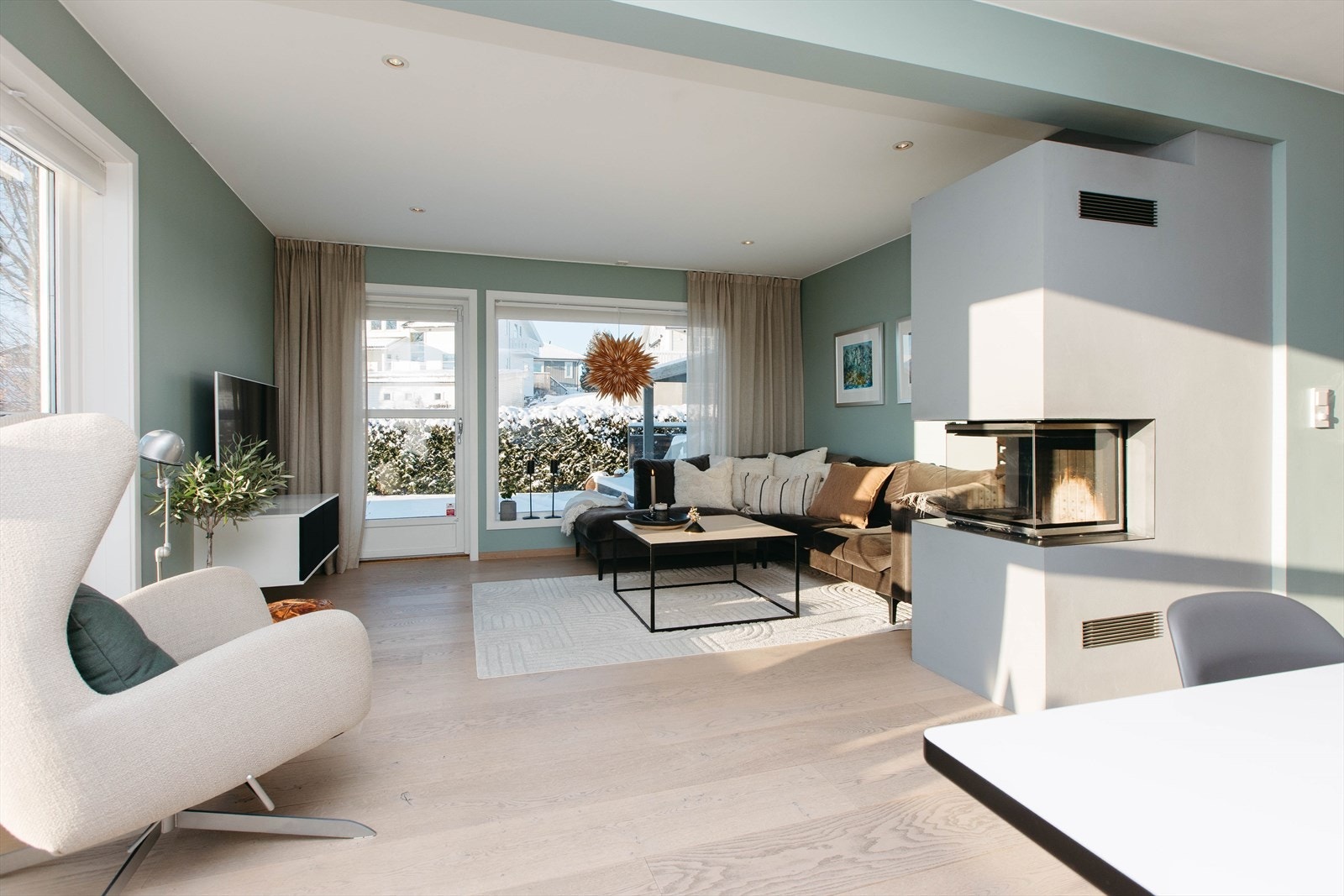 Hovedstuen ligger i 1. etasje og har en åpen og sosial løsning mot det moderne kjøkkenet. Galleribilde