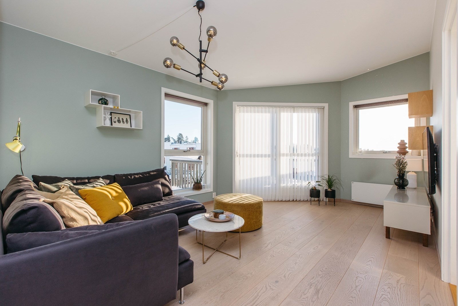 Gulv og vegger er videreført i samme stil som resten av boligen, med listefrie overganger mellom vegg og tak som gir et helhetlig og moderne uttrykk. Galleribilde