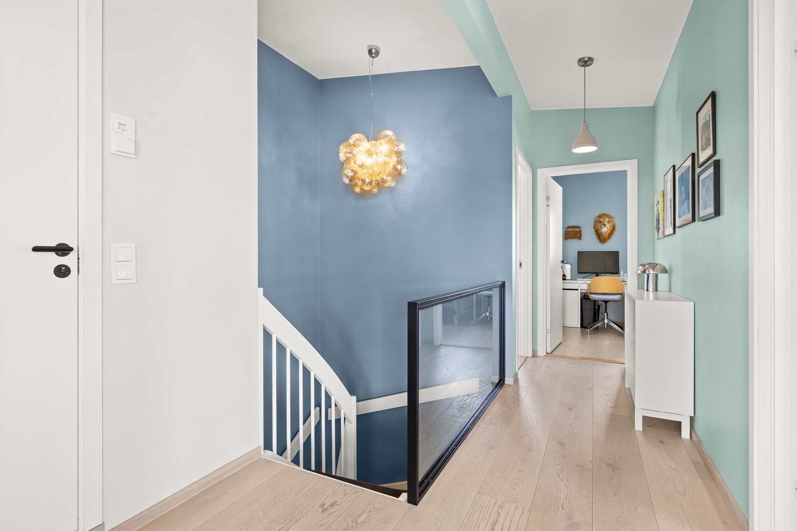 Fra entréen er det tretrapp mellom etasjene med åpne trinn. Galleribilde