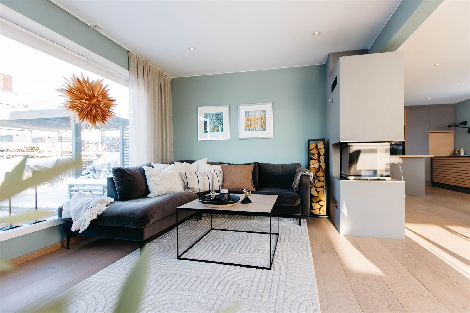 Boligen har hele tre stuer, fordelt over ulike plan, som gir fleksible og funksjonelle oppholdsrom for både store og små. Galleribilde