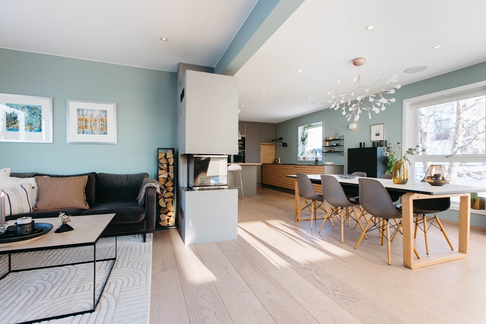 Lys og romslig atmosfære med god takhøyde og store vindusflater som slipper inn rikelig med dagslys fra flere retninger. Galleribilde