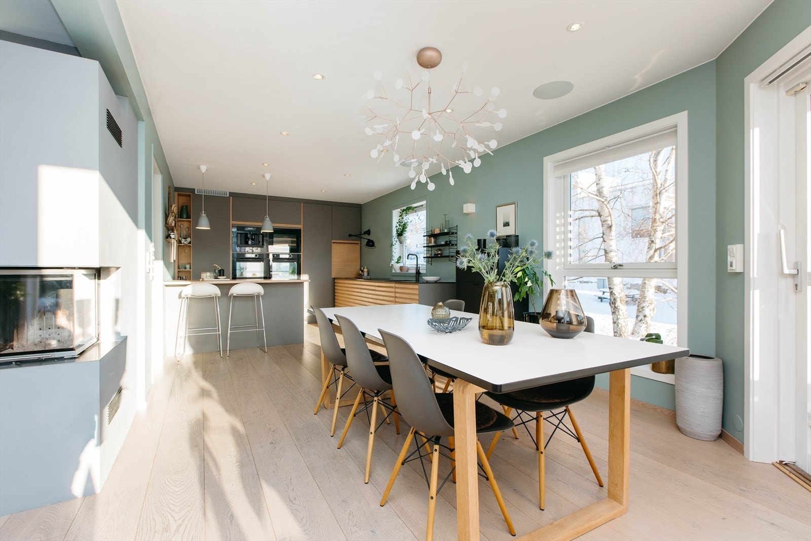 Kjøkken og spiseplass i åpen og funksjonell løsning. Galleribilde