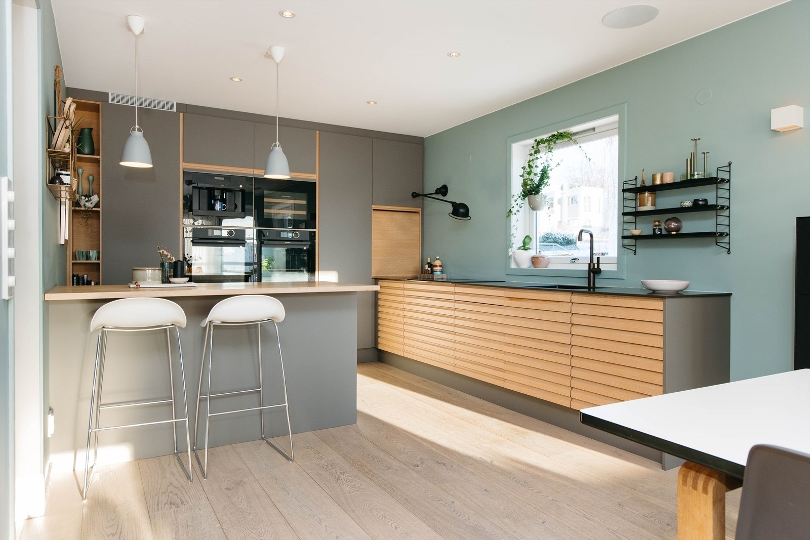 Innredningen har rikelig med skap- og skuffeplass, og en praktisk kjøkkenøy med sitteplasser mot stuen. Galleribilde