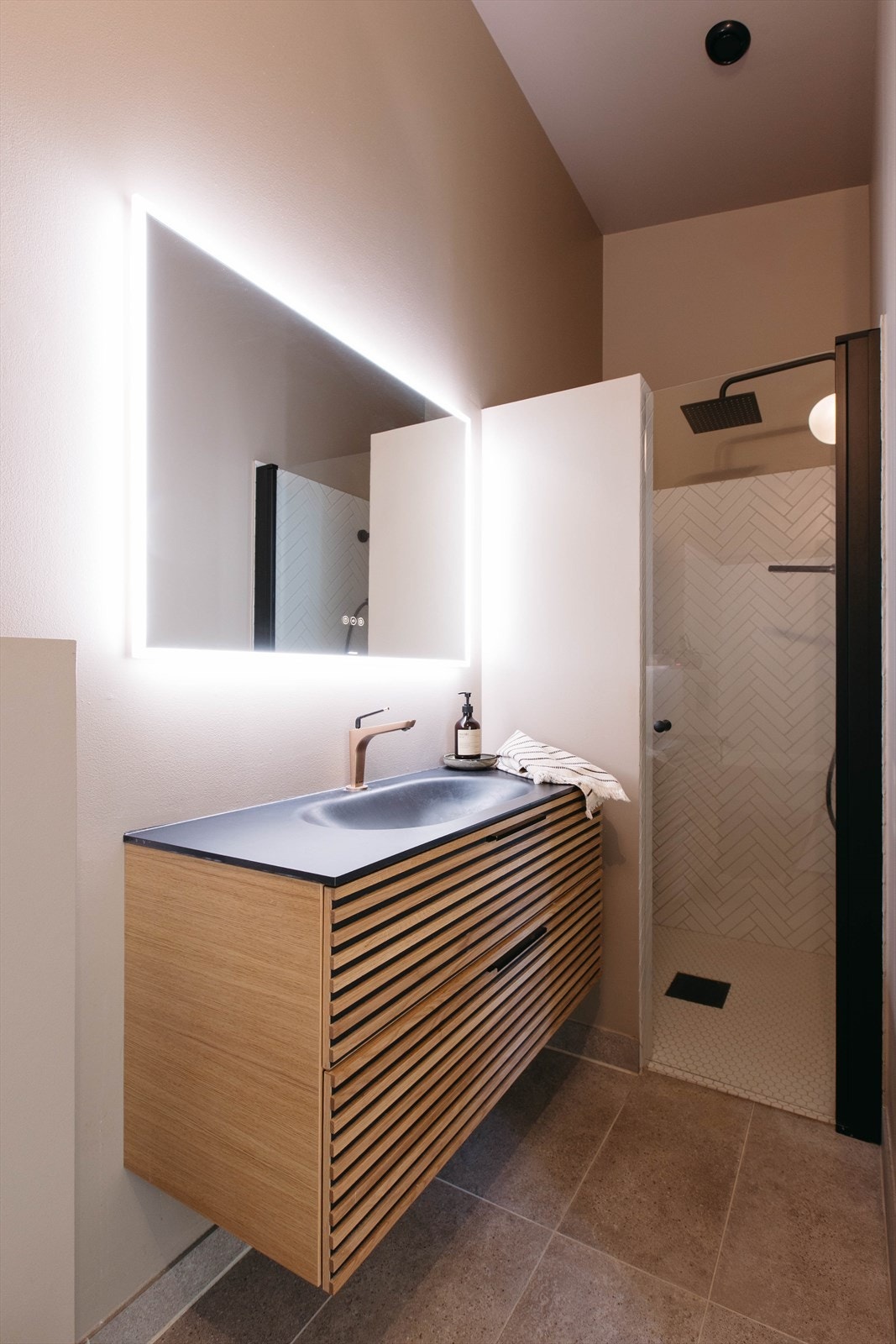 Hovedbadet, som ligger i boligens andre etasje, fremstår som både innbydende og delikat. Galleribilde