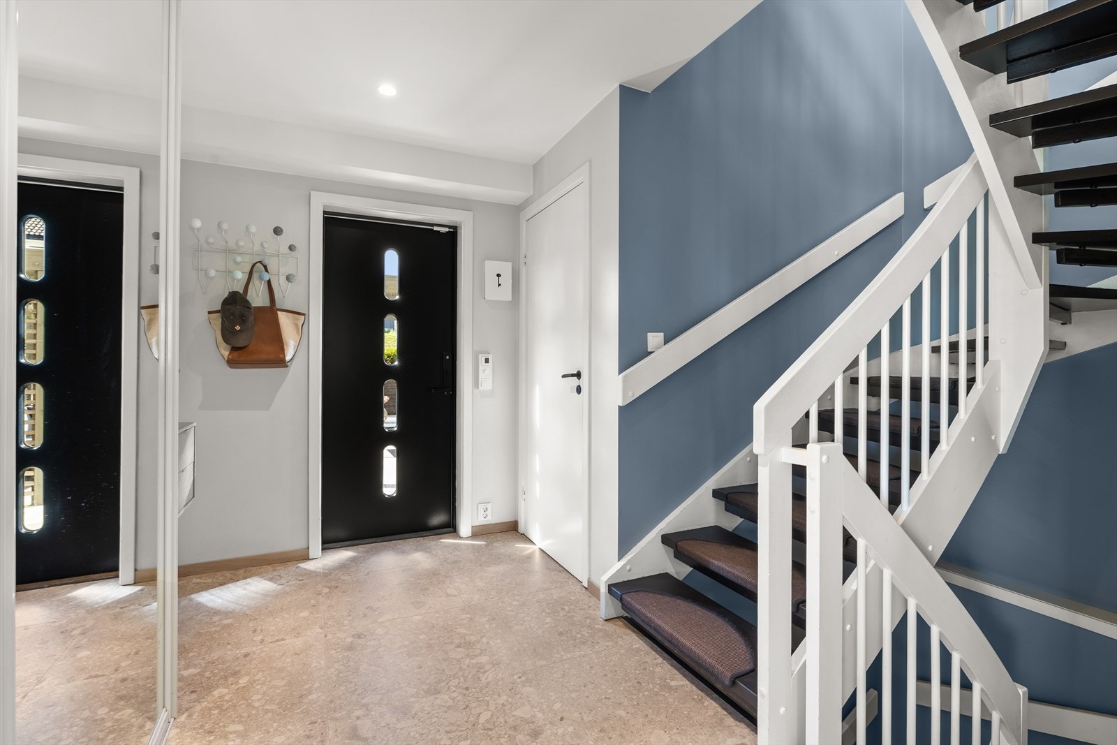 Veggene i entreen er lyse, og downlights i himlingen sørger for god og stemningsfull belysning. Galleribilde