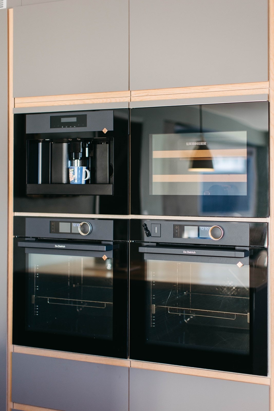 Kjøkkenet er tilrettelagt for integrerte premium hvitevarer, inkludert induksjonstopp med innebygd ventilator, to stekeovner, kombi- dampovn, vinskap, kaffemaskin, oppvaskmaskin og kombiskap. Galleribilde