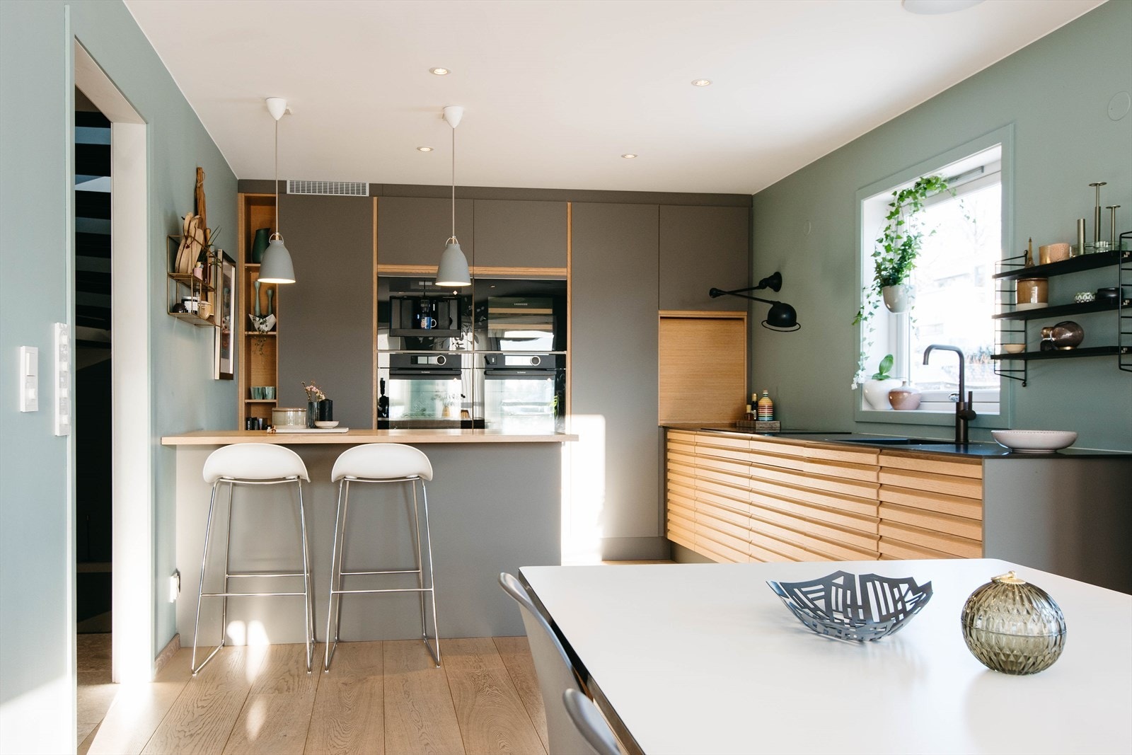 Praktisk kjøkkenøy med sitteplasser, gjør det enkelt å nyte raske måltider eller samle gjester rundt matlagingen. Galleribilde