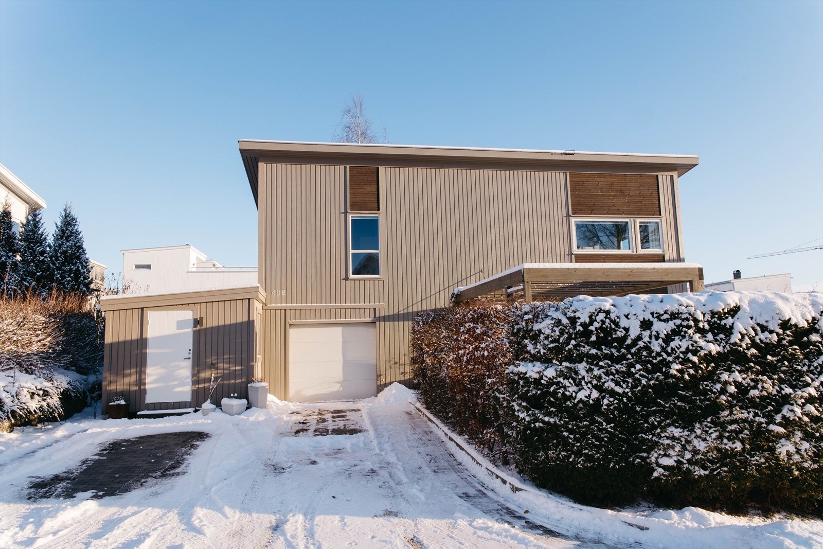 Boligen har en praktisk oppkjørsel med garasje og gode parkeringsmuligheter. Galleribilde