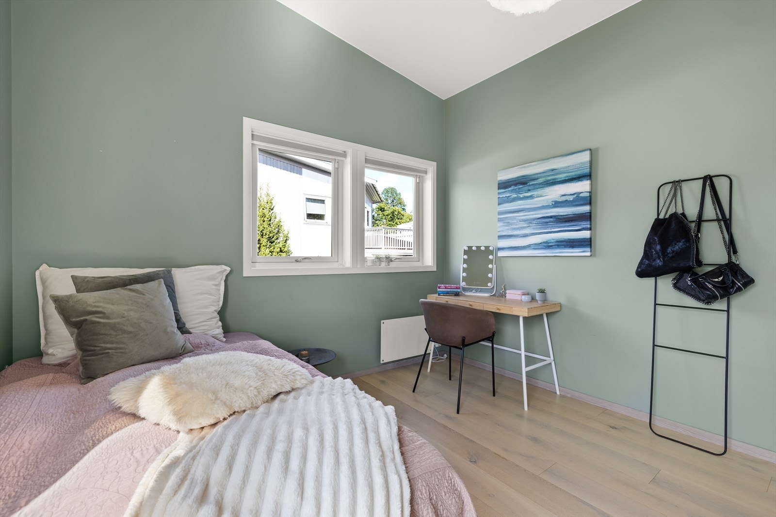 Romslig soverom med god plass til seng og tilhørende møbler. Galleribilde