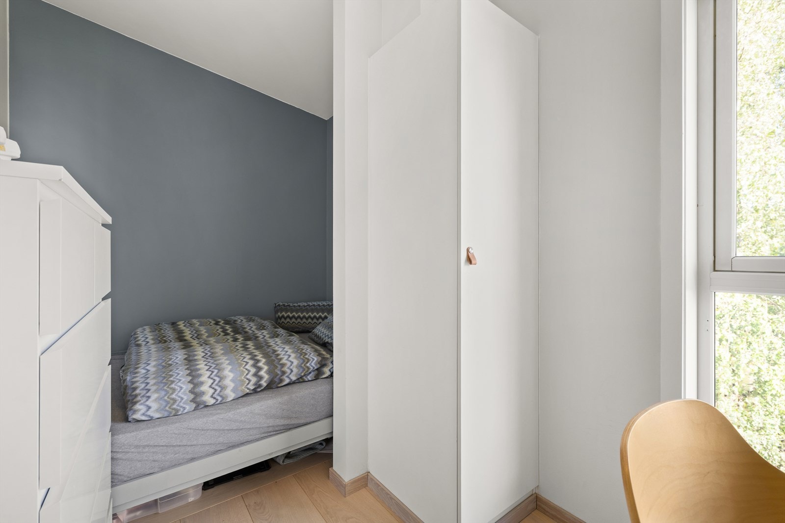 Kontor med soveplass og garderobeskap. Galleribilde