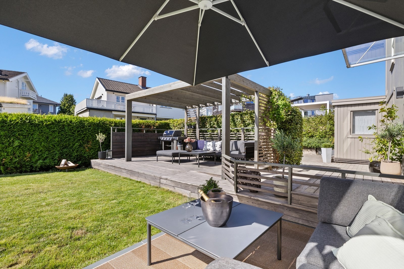 Uteområdet gir fleksible muligheter for både avslapning og aktivitet. Galleribilde