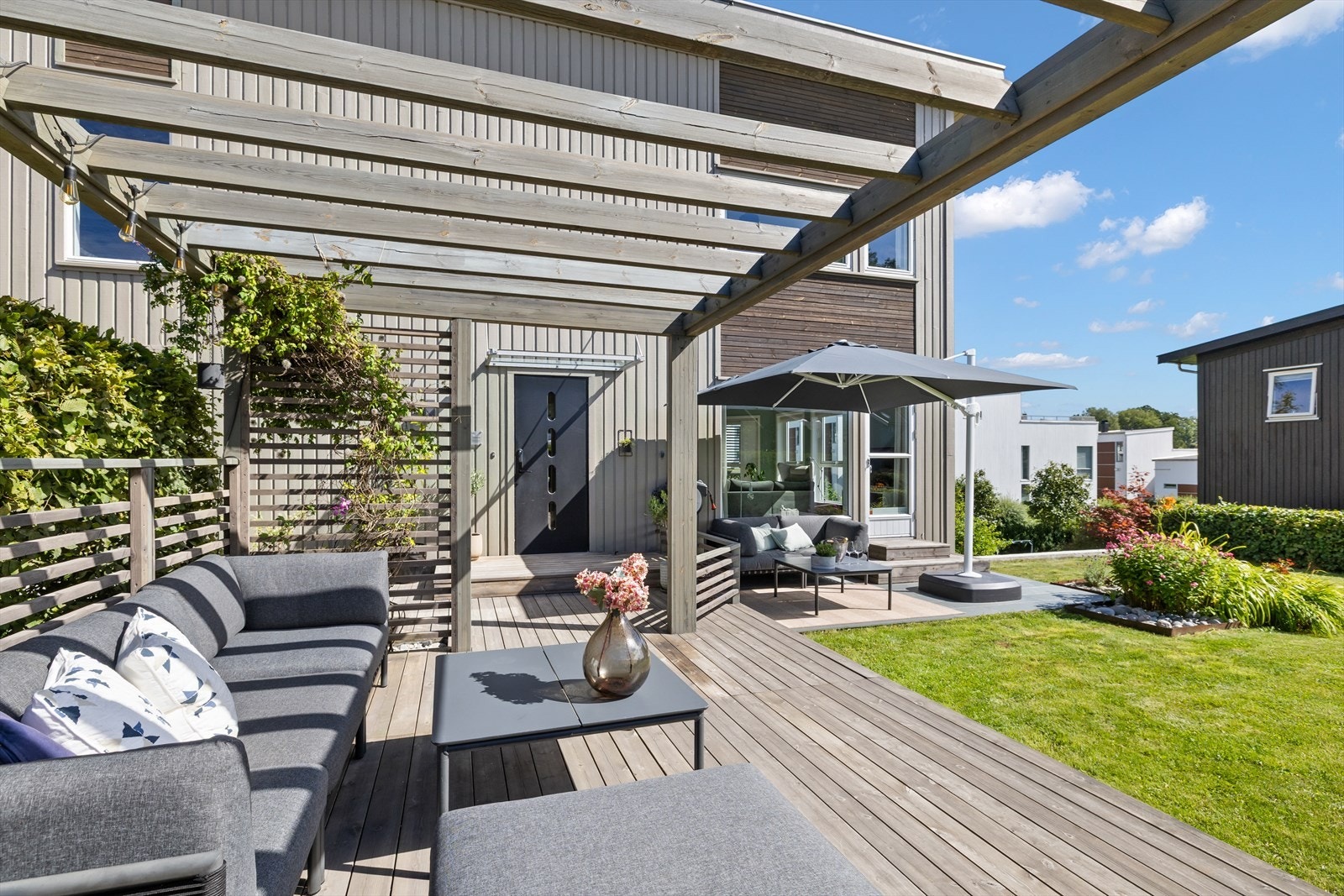 Meget innholdsrik og delikat bolig med gjennomgående stilfullt uttrykk, god standard, gjennomtenkt planløsning og nydelig utsikt. Galleribilde