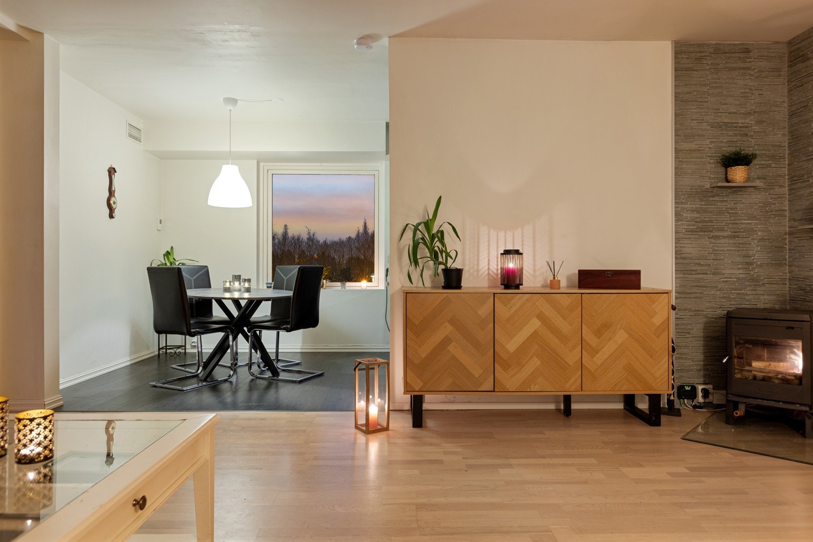 Leiligheten ligger lett tilgjengelig på enden av blokka, i 2. etasje. I motsetning til mellomliggende leiligheter byr denne på mere innlys i kraft av vinduet på langveggen ved spisestua. Galleribilde