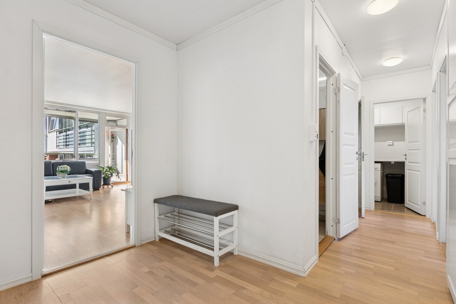 Velkommen inn! Gangen er av god størrelse og byr på godt med plass til klesavheng og skooppbevaring. Galleribilde