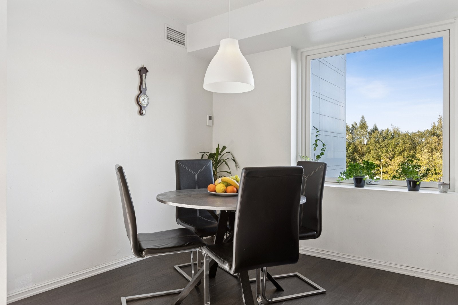 Det meste er inkludert i felleskostnadene, bl.a. TV/Internett, kommunale avgifter, renovasjon, vaktmester, renhold av og strøm i fellesarealer, felles bygningsforsikring, snøbrøyting, renter og avdrag på felleslån mm. Galleribilde