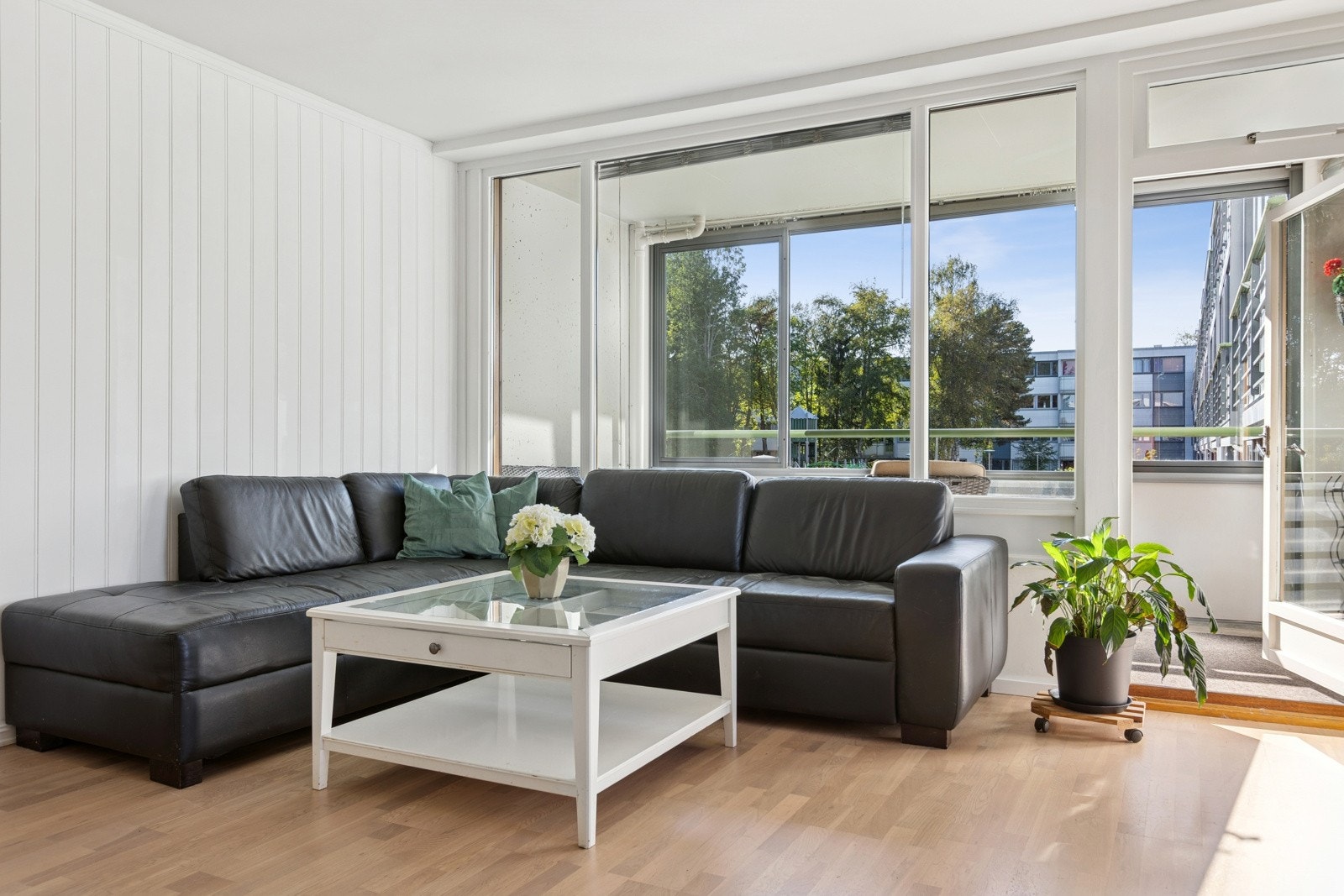 Mange vil nok sette pris på den innglassede verandaen. Galleribilde