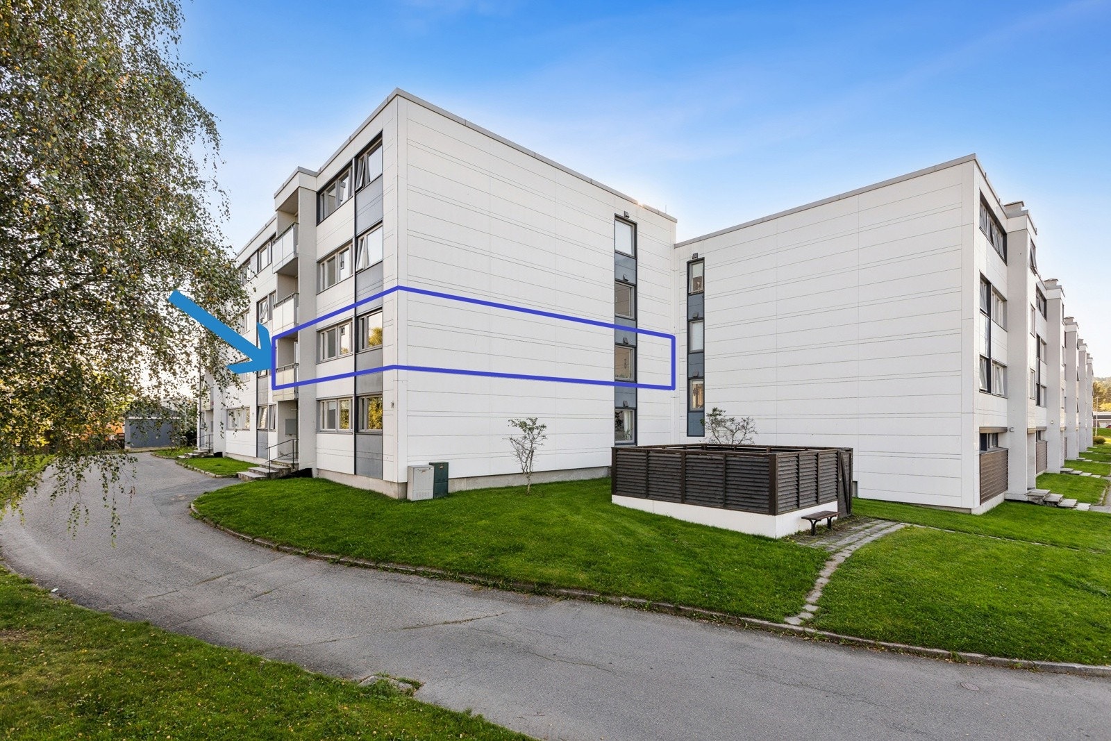 Leiligheten ligger lett tilgjengelig i 2. etasje. Det medfølger rikelig med bodplass i bl.a. 2 kjellerboder og i 1 bod tilknyttet felles gangareal i 2. etasje. Galleribilde