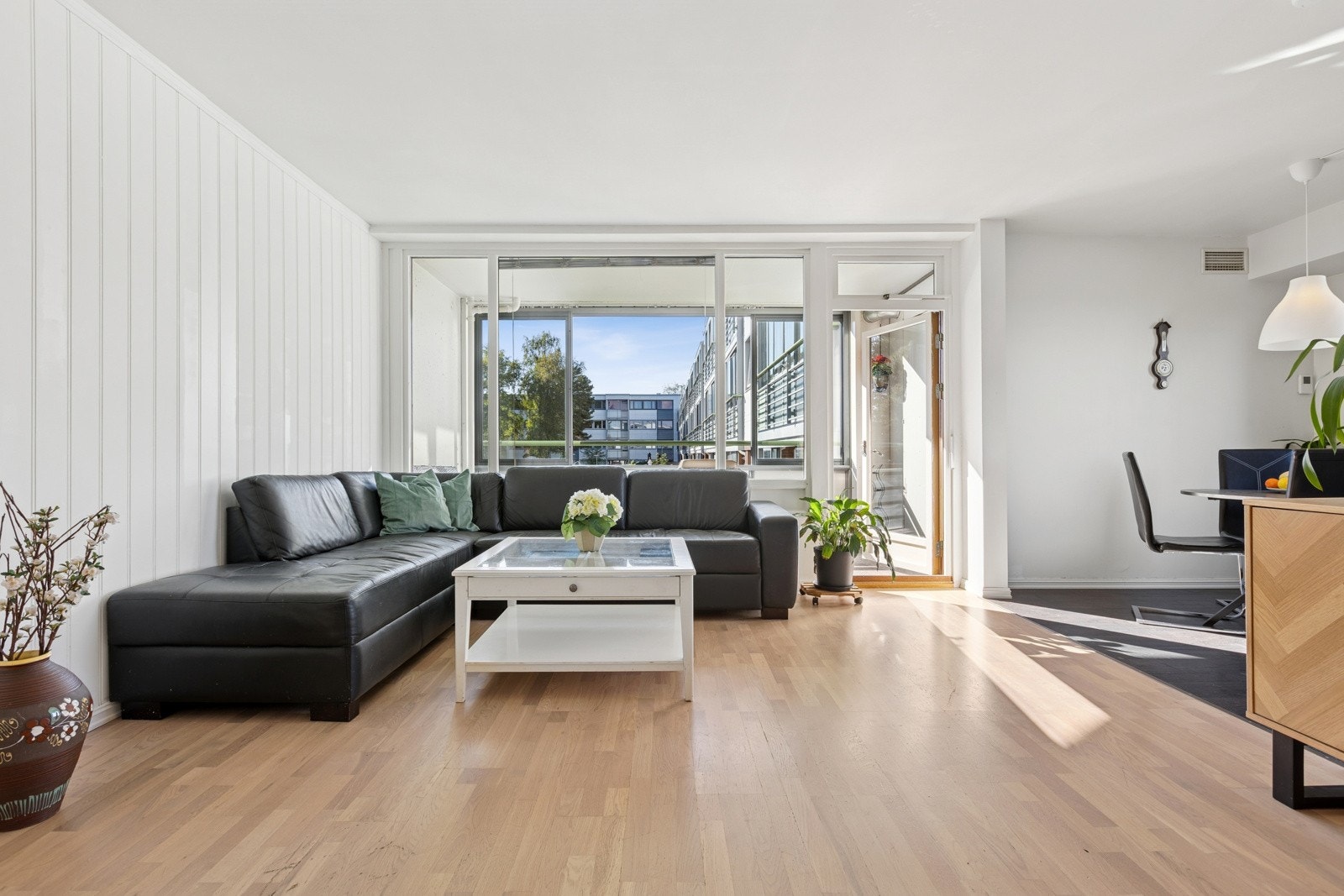 Stua er lys, romslig og måler hele 21,5 kvm. Beliggenheten i 2. etasje gjør at man nyter godt av oppvarmingseffekten fra underliggende leilighet. Galleribilde