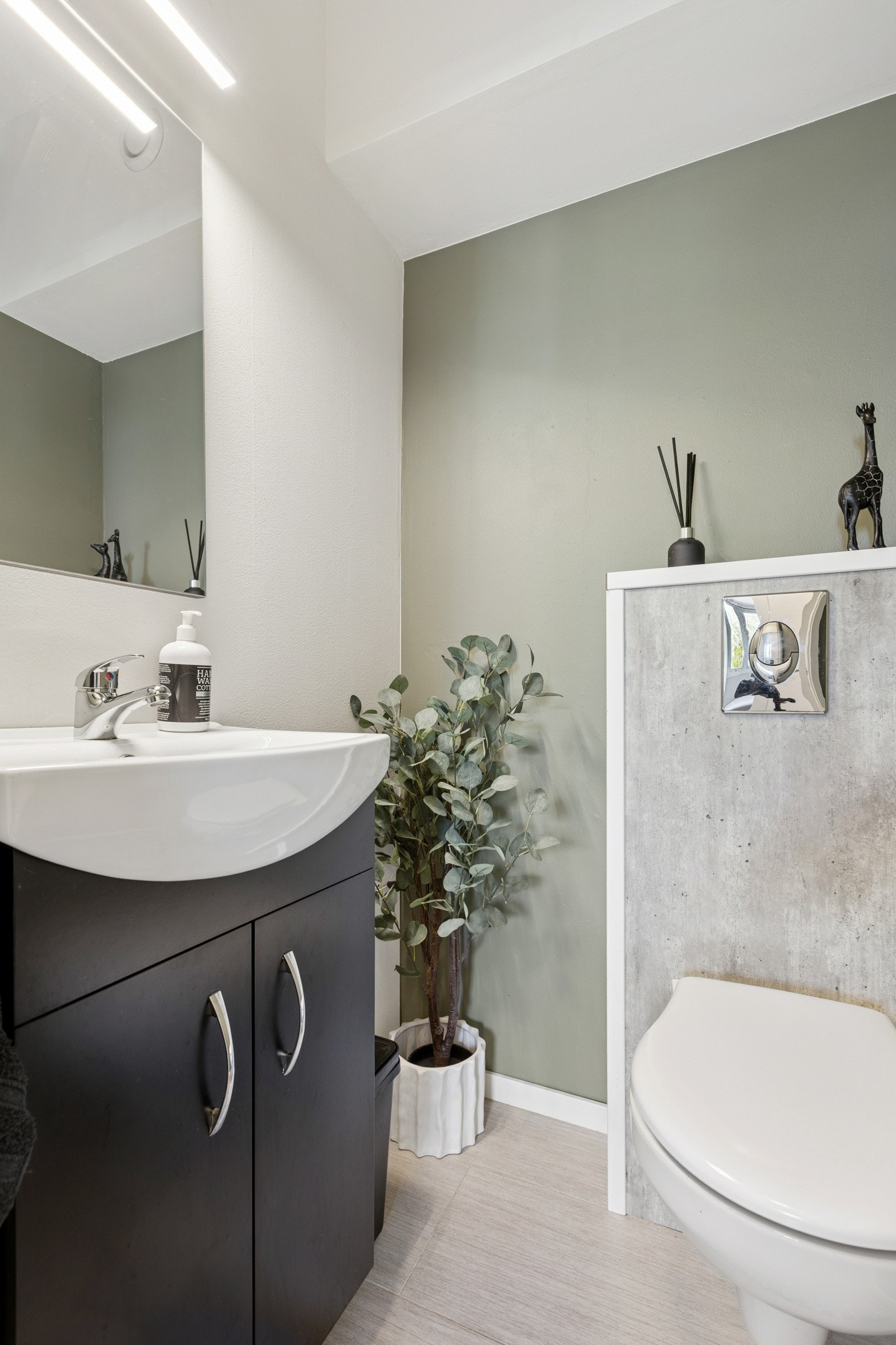 Det er separat toalettrom i leiligheten. Rommet ble oppusset i 2024. Galleribilde