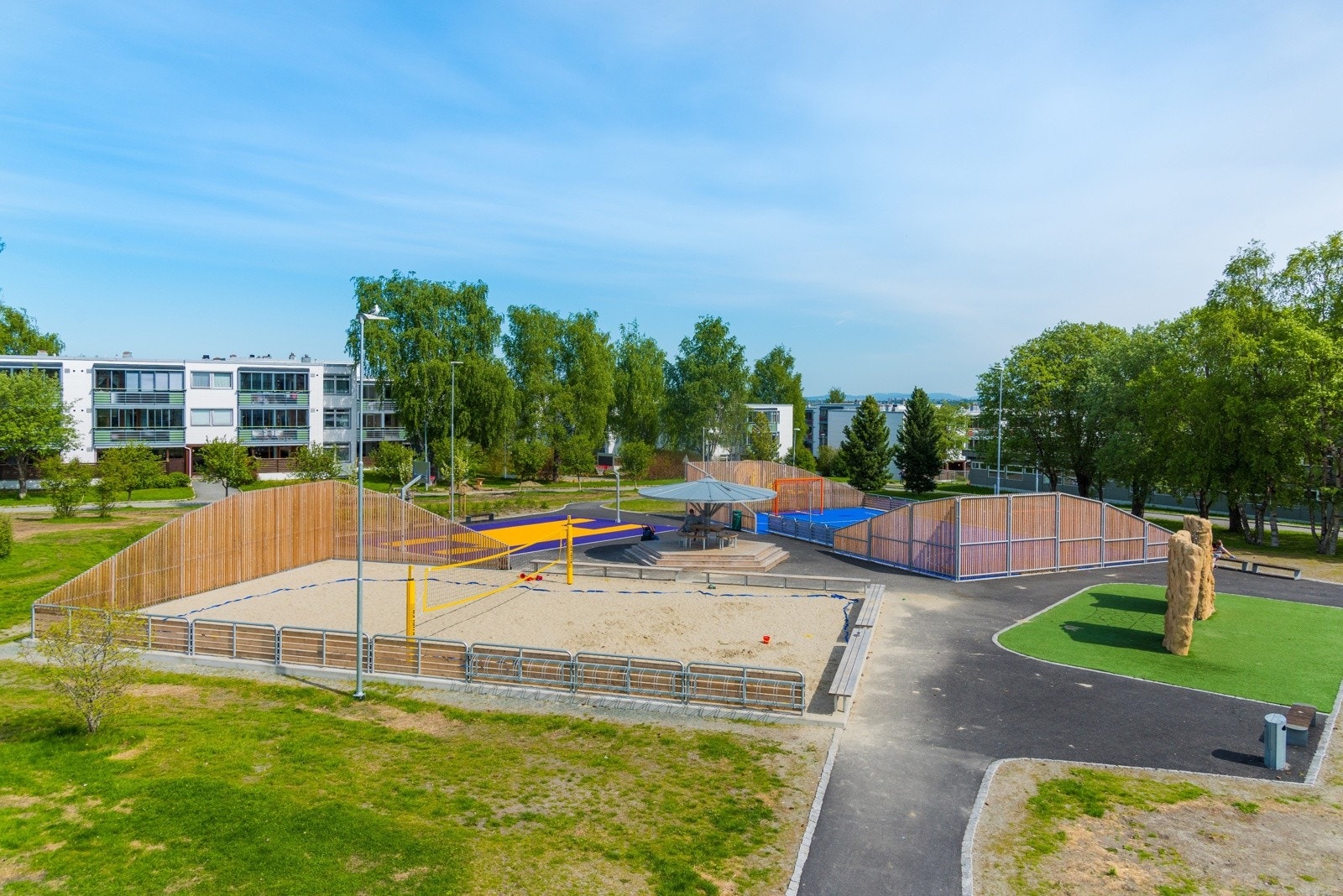 Kolstadflata borettslag omfatter totalt 481 leiligheter fordelt på 6 tun. Borettslaget er godt tilrettelagt med bilfrie internveier og flotte felles parkområder. Galleribilde