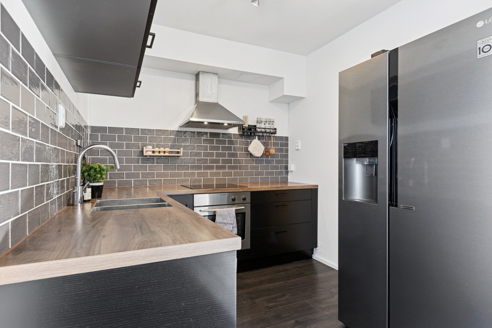 Leiligheten selges med alt av hvitevarer inkludert i handelen, også frittstående kombiskap. Galleribilde