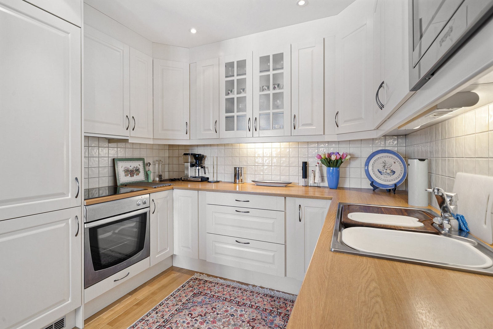 Integrerte hvite varer og romslig kjøkken Galleribilde