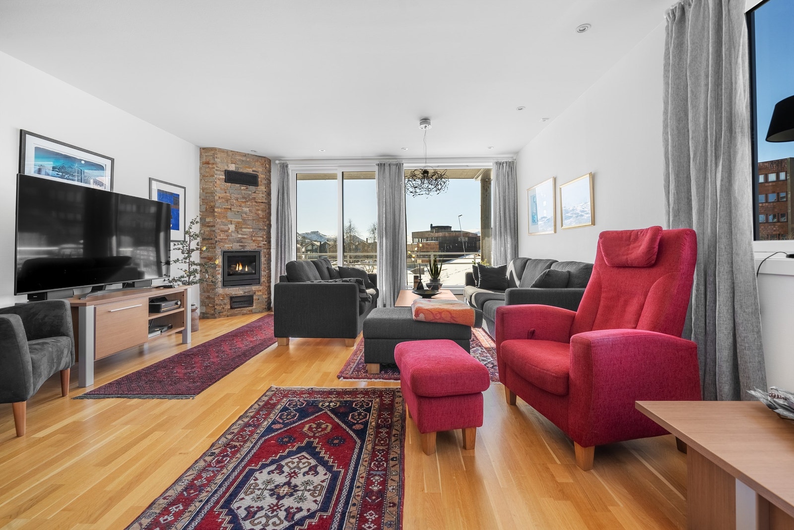 Stuen har flott peis Galleribilde