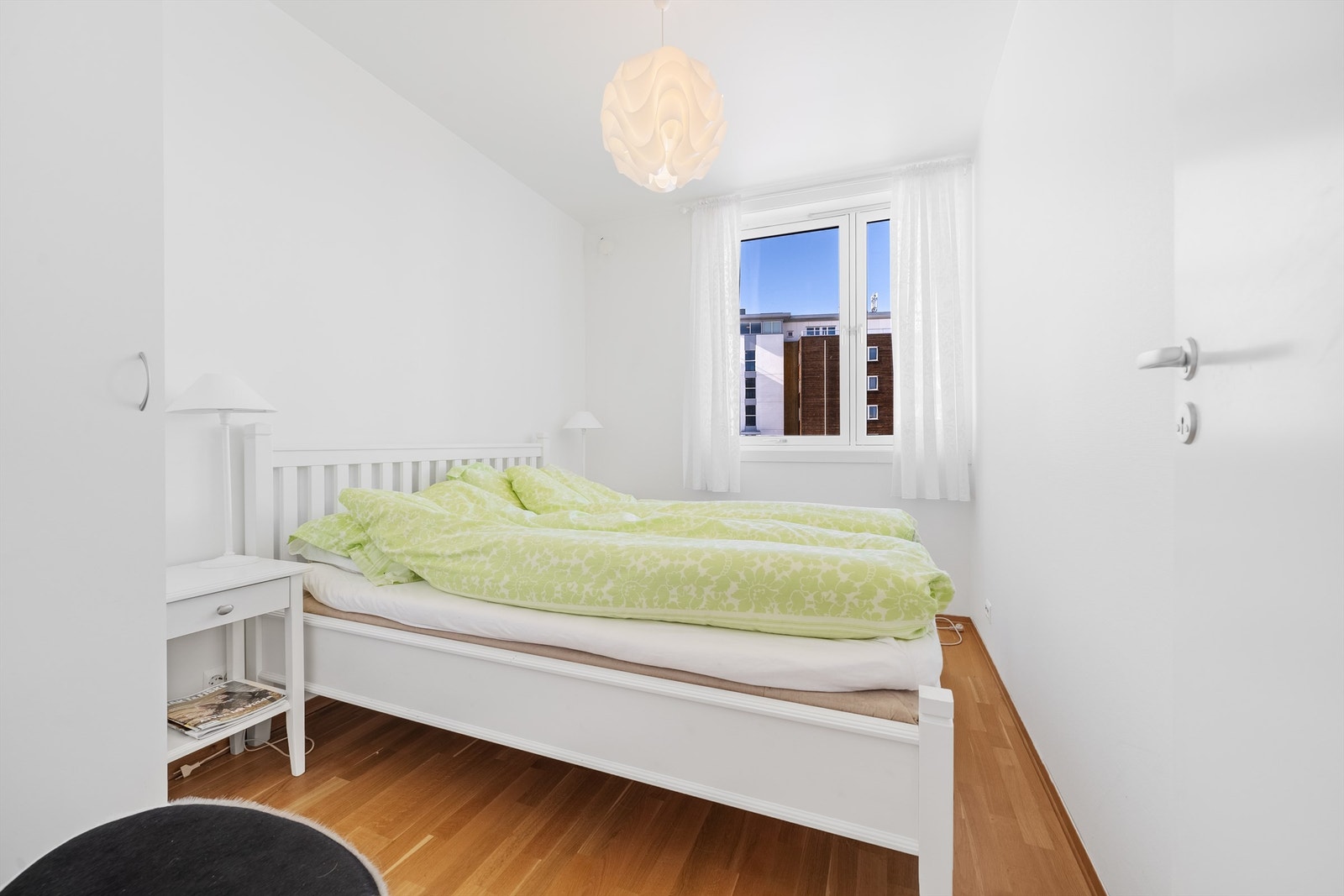 Soverom med plass til seng og garderobe Galleribilde