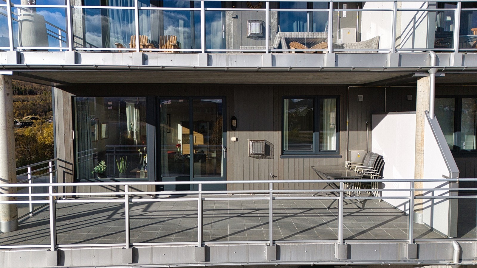 Stor solrik terrasse med gode solforhold Galleribilde