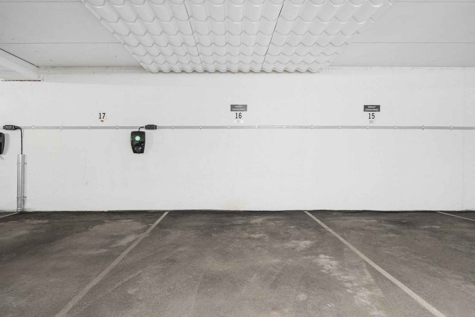 Parkeringsplass i parkeringskjeller. Det er klargjort for å montere el-bil lader Galleribilde