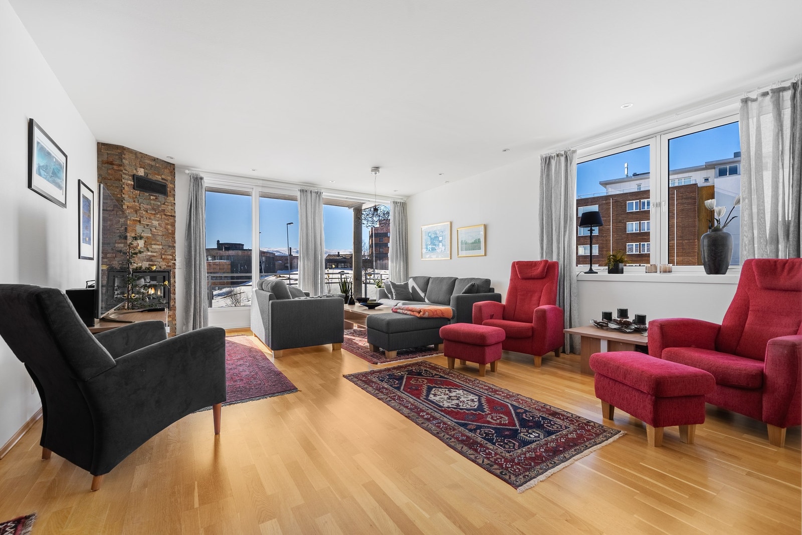 Romslig stue med gode møbleringsmuligheter og plass til flere sittegrupper Galleribilde