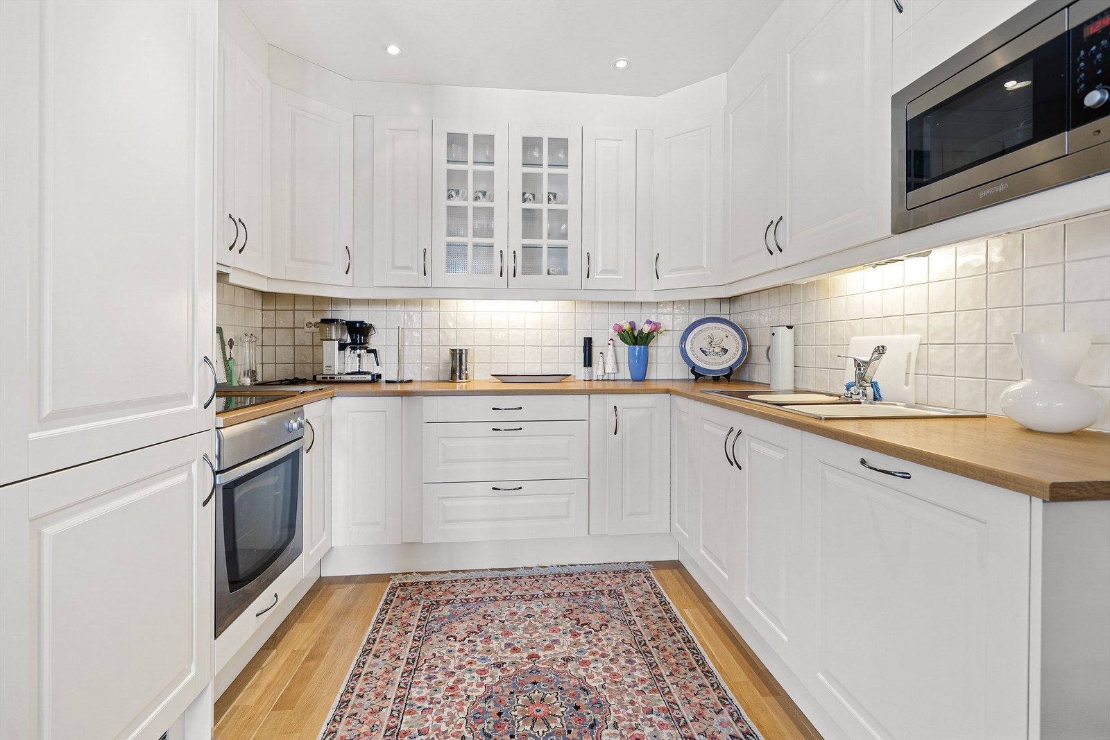 Stilrent og klassisk kjøkken med meget god skap og benkeplass Galleribilde