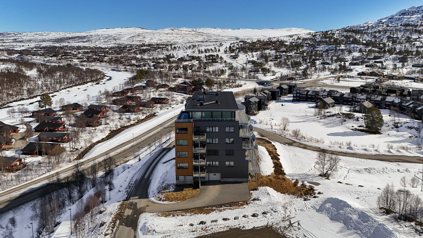 Kort vei fra leiligheten til fine turmuligheter fra Solsetervegen og oppover i fjellene. Her er det fint å gå både sommer og vinter Galleribilde