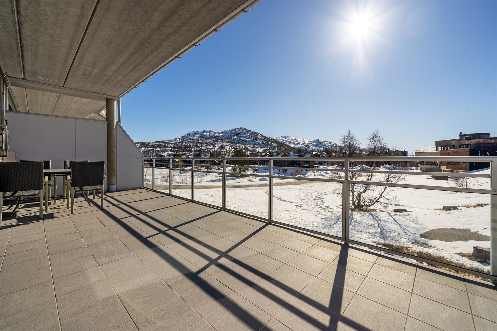 Stor solrik terrasse med gode solforhold Galleribilde