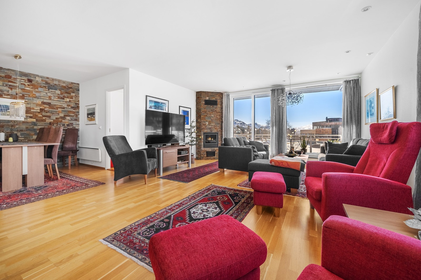 Åpen og sosial løsning til kjøkken og spisestueplass Galleribilde