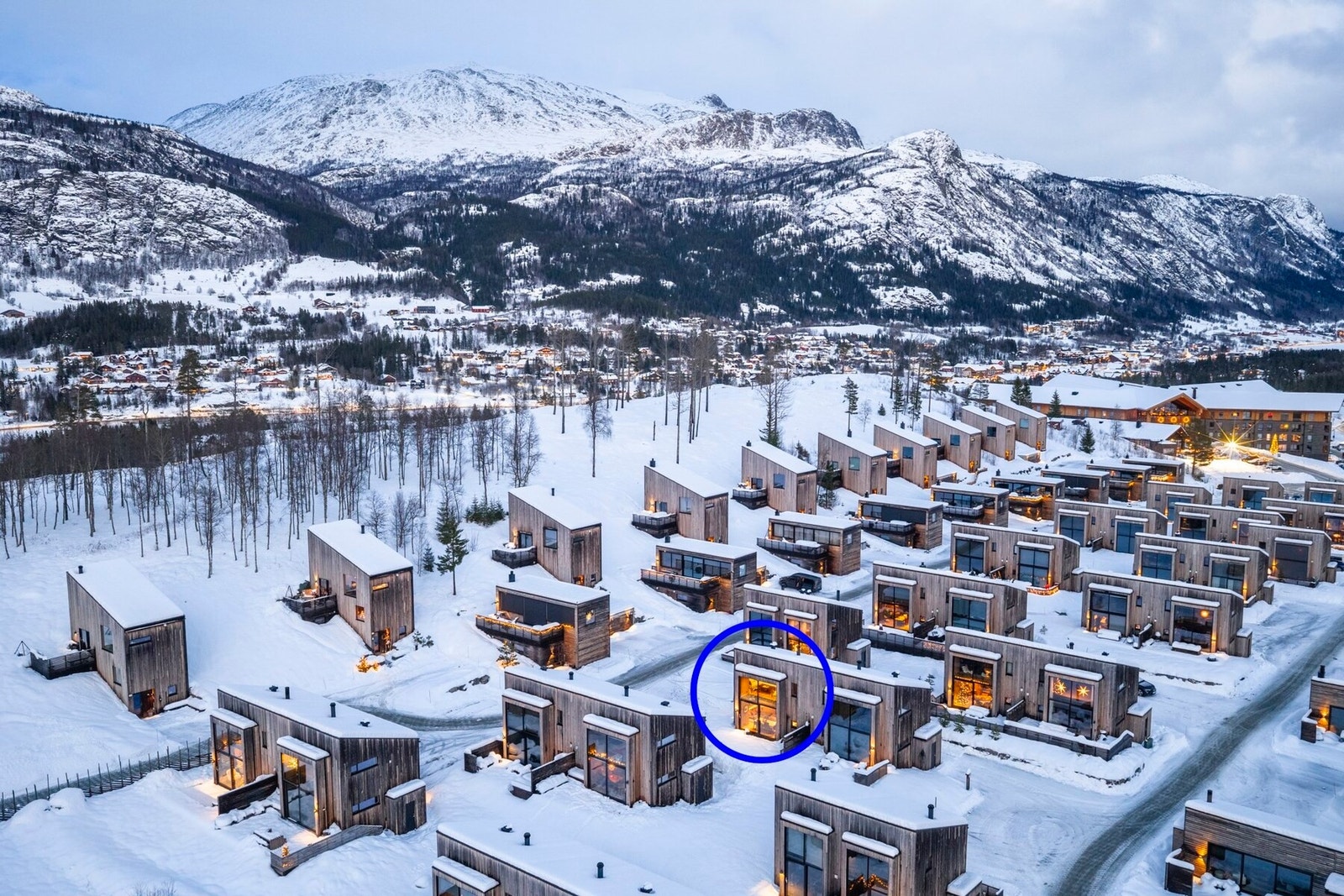 Hytta ligger i veletablert og hyggelig hyttefelt. Galleribilde