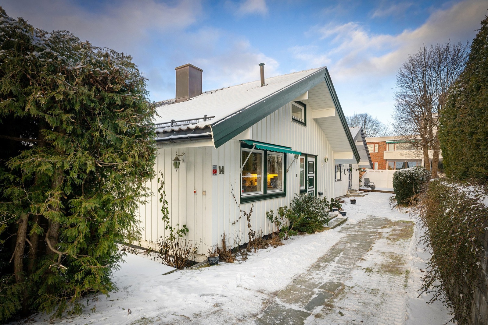 Velkommen til Furulundtoppen 14, presentert av Nicolay Ulvin ved EIE eiendomsmegling!Her får du en romslig og familievennlig enebolig over 4 plan beliggende i grønne og rolige omgivelser i et veletablert boligområde. Adkomsten til boligen skjer via en pri Galleribilde