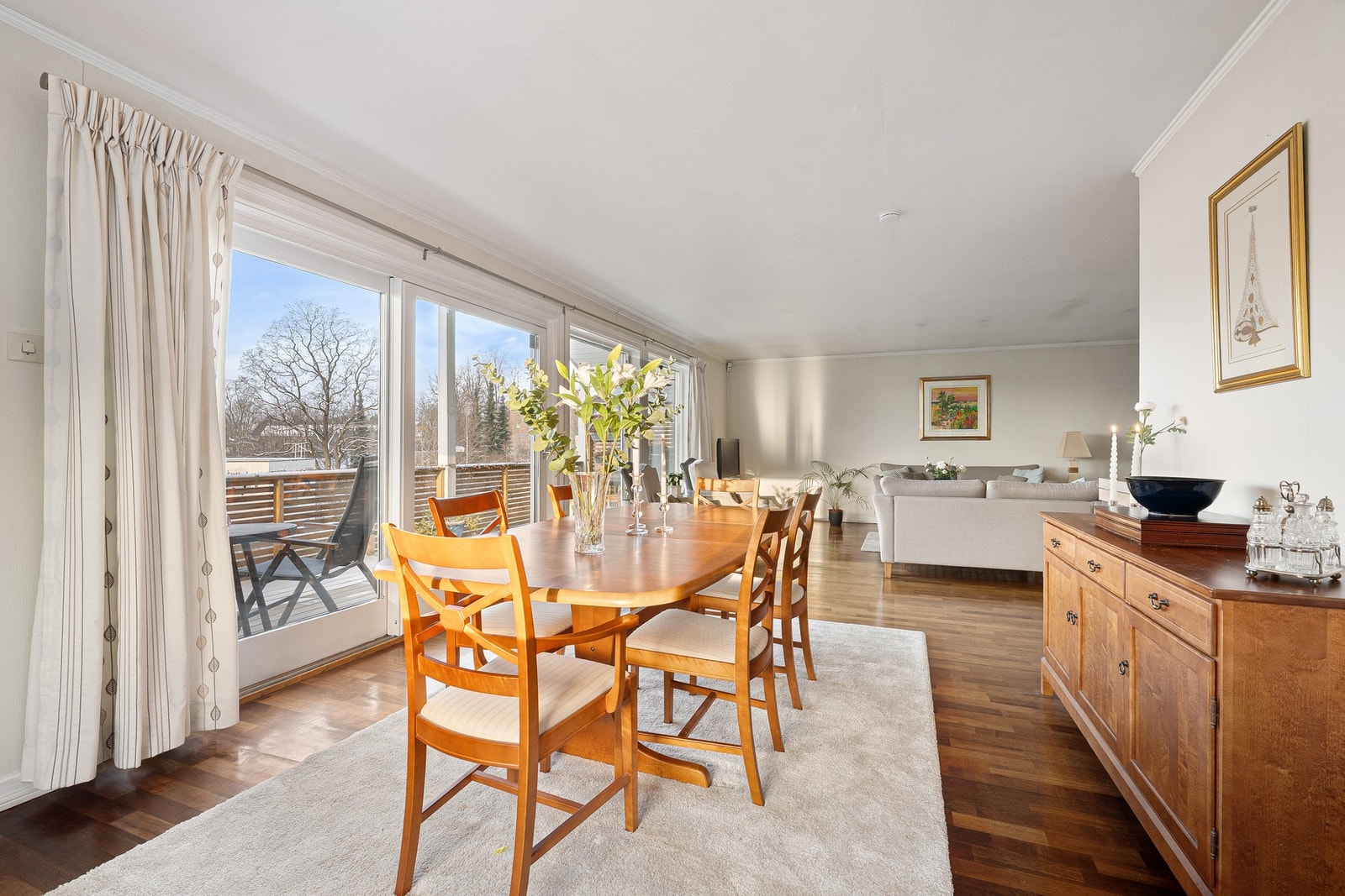 Store vindusflater som slipper inn rikelig med naturlig lys og åpner opp for en hyggelig utsikt som kan nytes gjennom alle årstider. Galleribilde