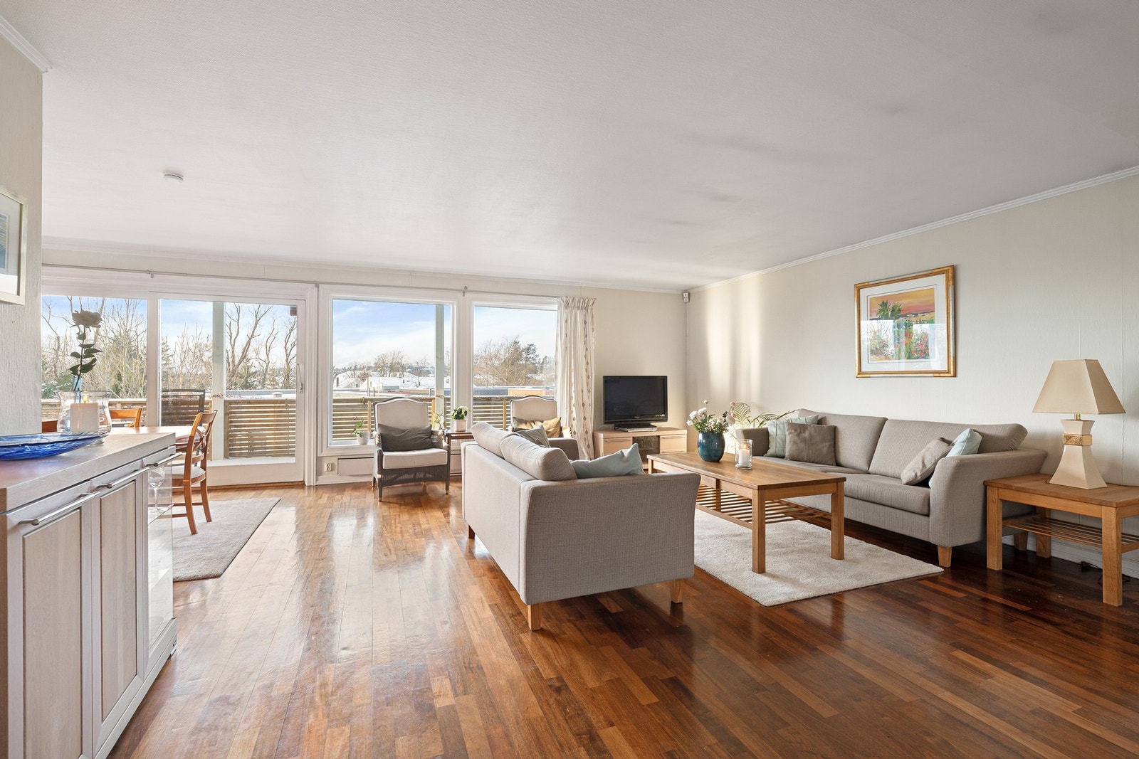 Velkommen inn i en romslig og gjennomlys stue hvor komfort og funksjonalitet går hånd i hånd. Galleribilde