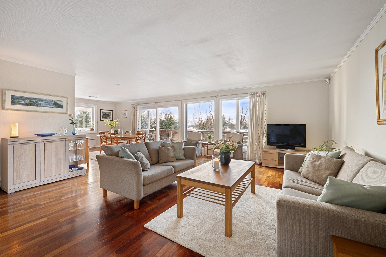 I tillegg har rommet flere møbleringssoner, noe som gjør det enkelt å tilpasse innredningen etter behov og livsstil - enten du ønsker en lesekrok, kontorplass eller et ekstra avslapningsområde Galleribilde