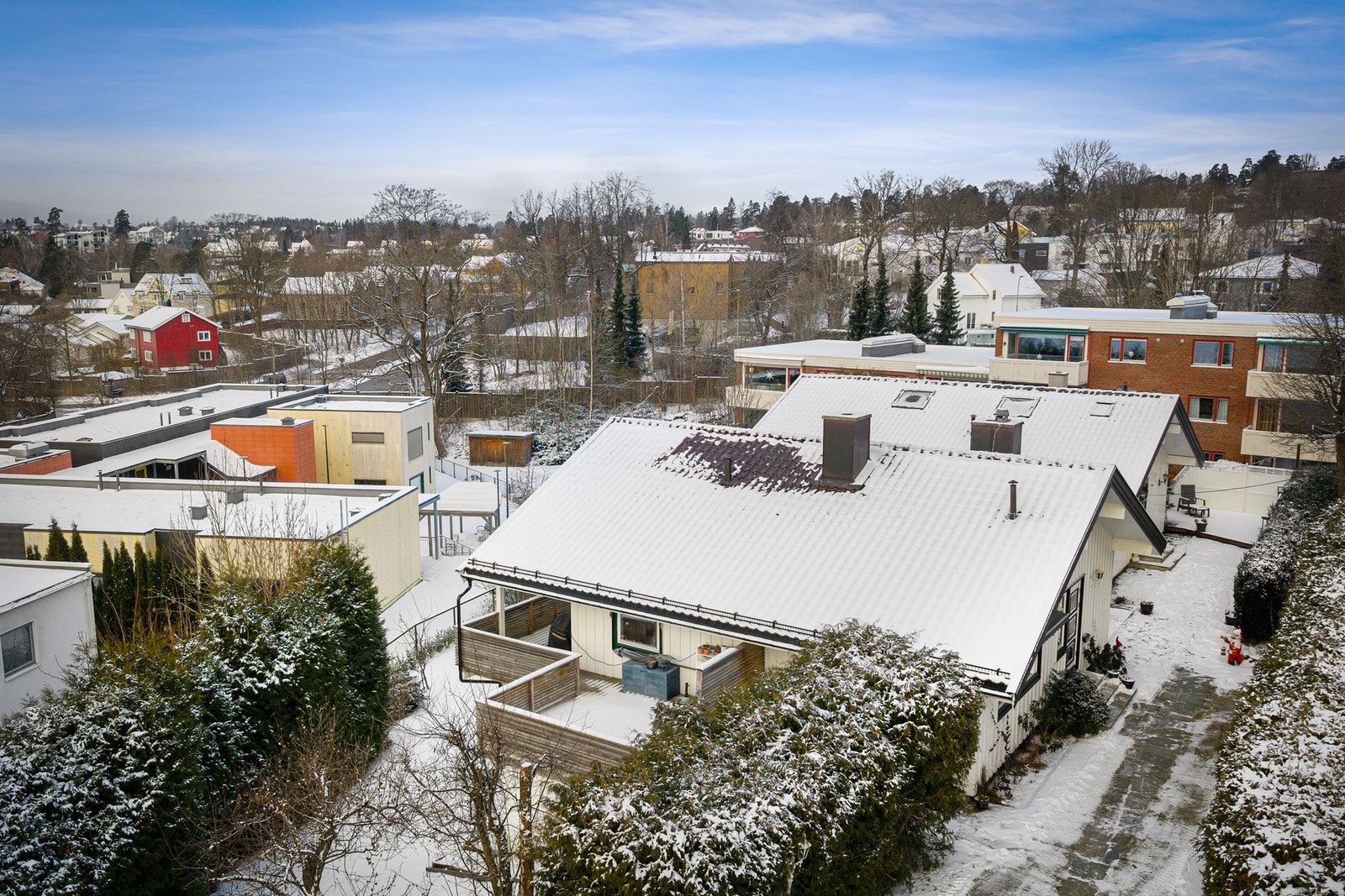 Eiendommen ligger på en solrik tomt på 655 kvm, pent opparbeidet med gressplen, prydbusker og frodig hekk som gir både skjerming og en grønn ramme rundt uteområdet. Galleribilde