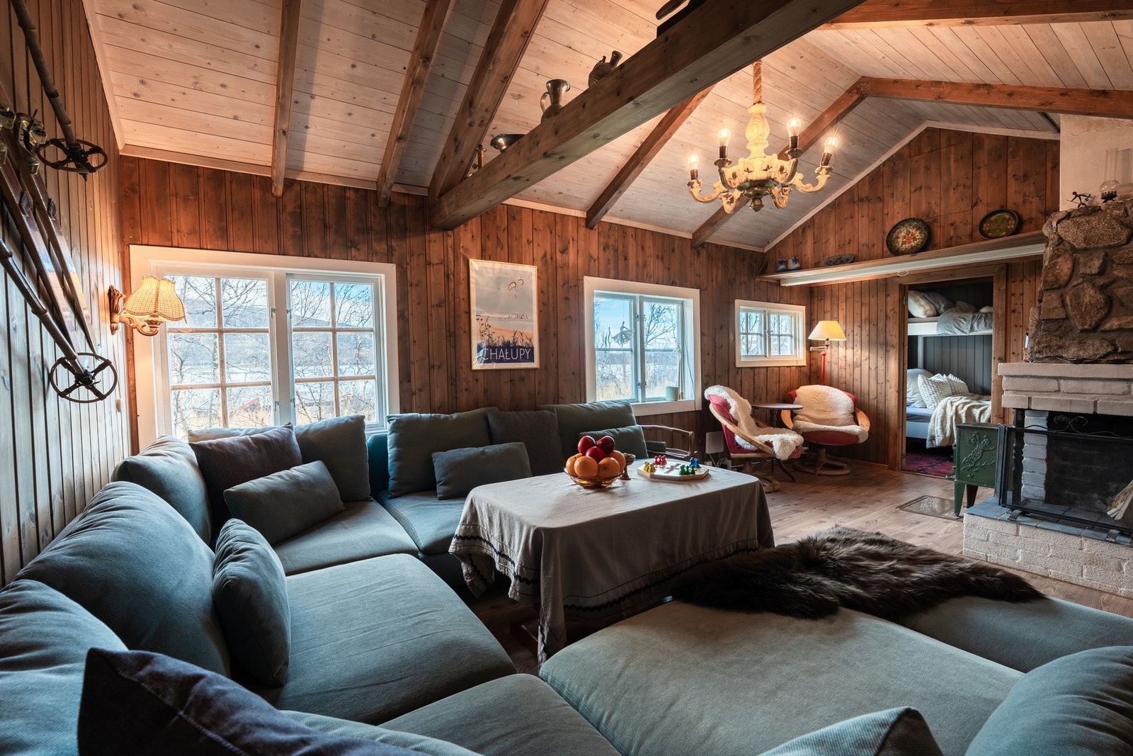 Koselig stue med røstet tak og peisovn Galleribilde