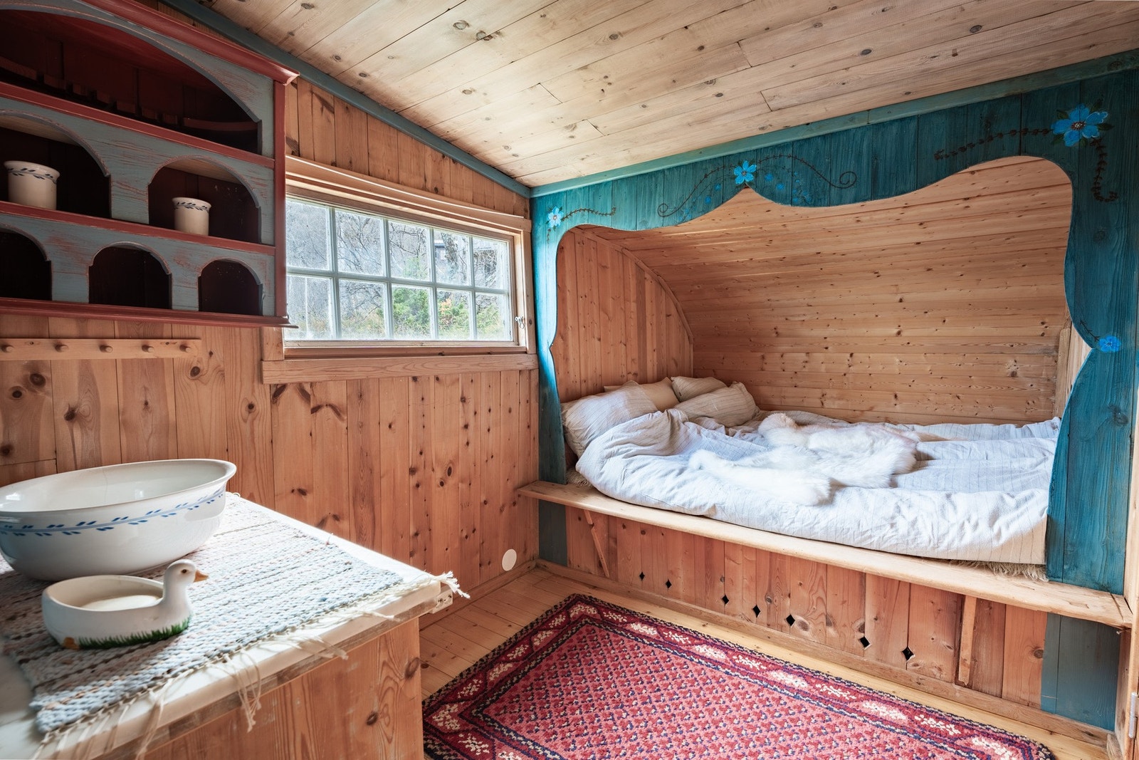 Soverom med plassbygget seng Galleribilde