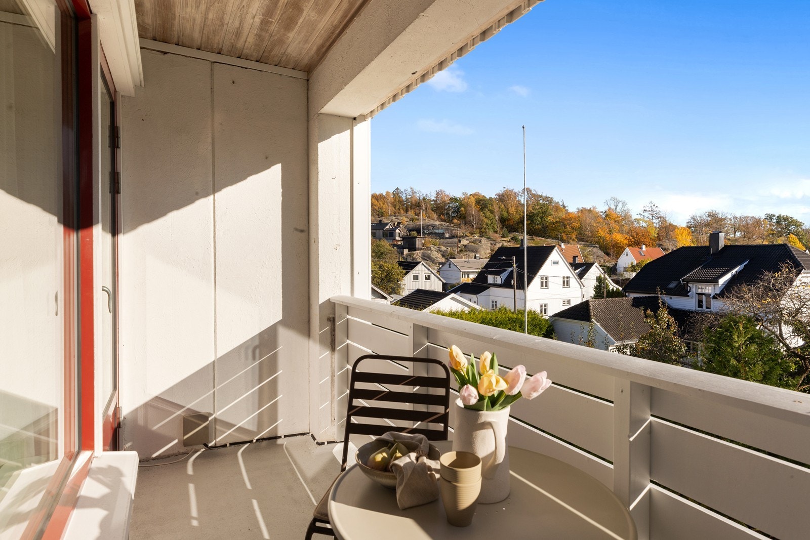 Sørvendt overbygget balkong med fin utsikt Galleribilde