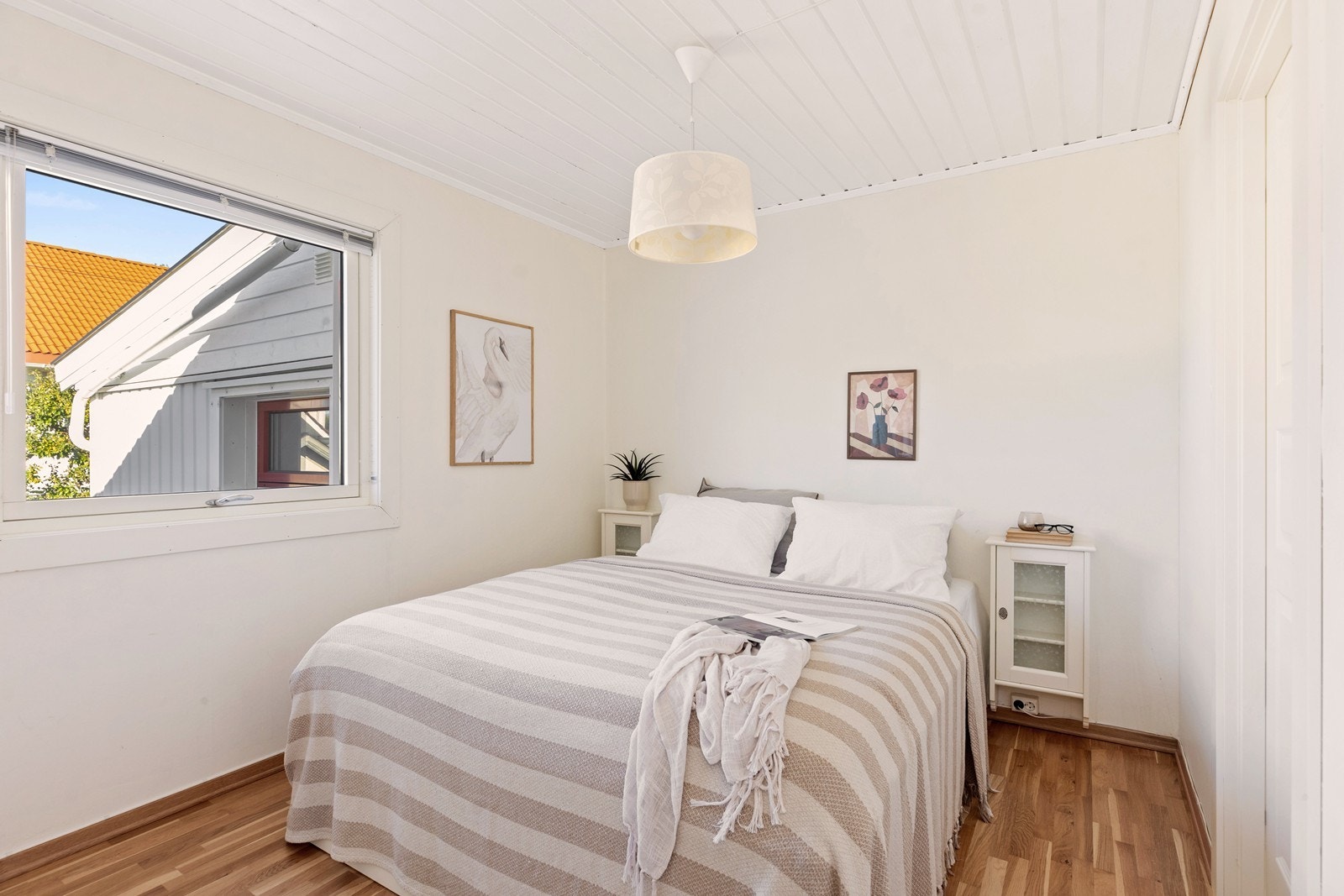 Lyst og delikat soverom Galleribilde