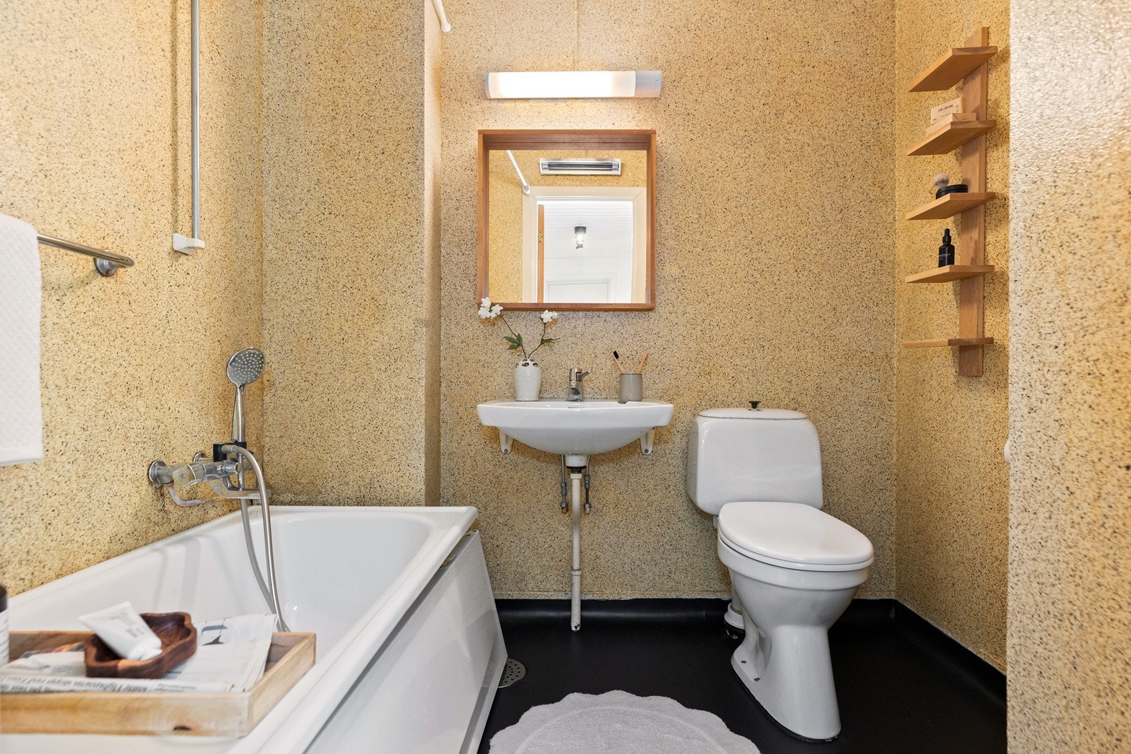 Eldre bad med badekar, toalett, servant og oppvarming via stråleovn. Våtrommet må oppgraderes for å tåle normal bruk etter dagens krav Galleribilde