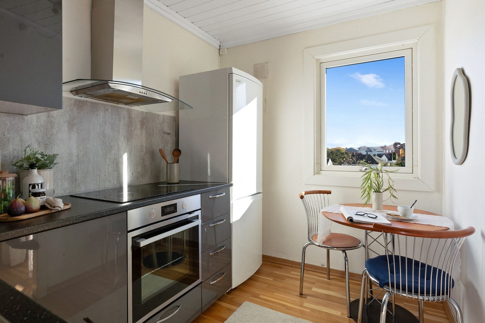 Sett inn en liten spisegruppe foran kjøkkenvinduet så får du et trivelig frokoststed Galleribilde