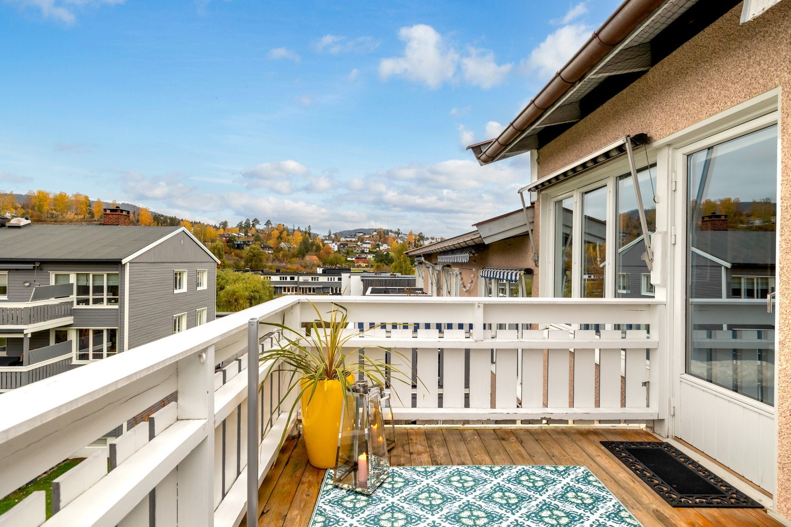 Fra stuen er det utgang til en flott veranda med god plass til utemøblement, et naturlig samlingspunkt i sommermånedene. Galleribilde